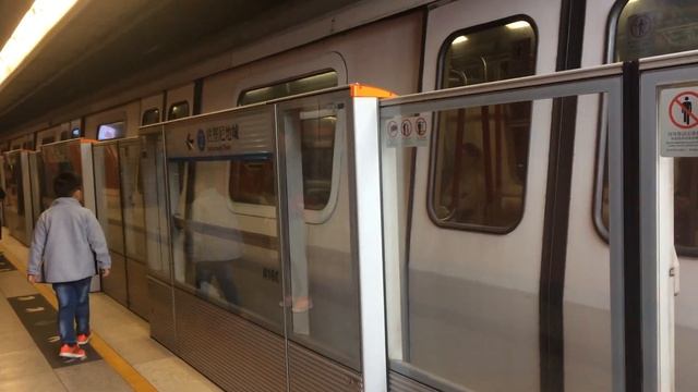 MTR ISL M-Train entering and leaving Heng Fa Chuen Station смотреть онлайн