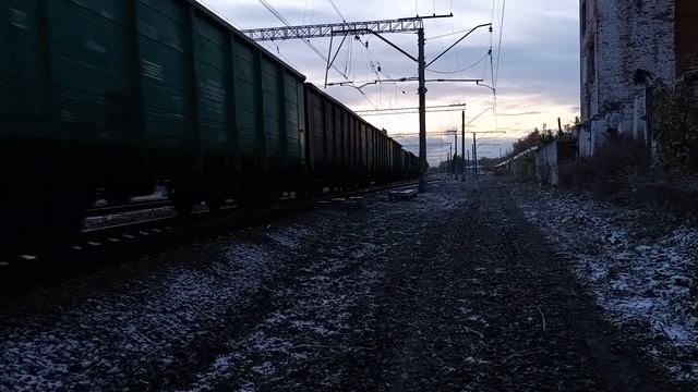 ВЛ10К-1438 с грузовым поездом и приветливой бригадой смотреть онлайн
