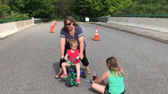 SADIE TRIES TO KEEP UP WITH THE BIG GIRLS смотреть онлайн