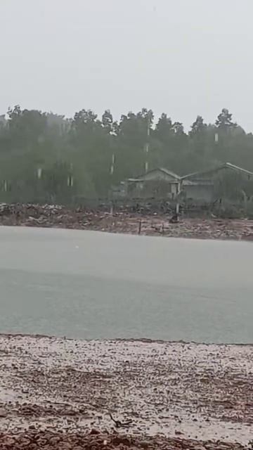 HUJAN BADAI 🌪 смотреть онлайн