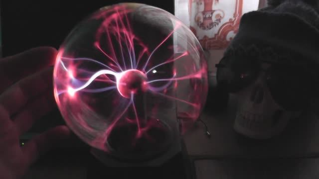 Стеклянный плазменный шар в работе. Электрический, магический шар с разрядами тока смотреть онлайн