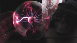 Стеклянный плазменный шар в работе. Электрический, магический шар с разрядами тока