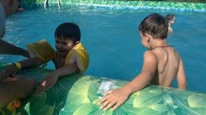 Мальчишки в бассейне