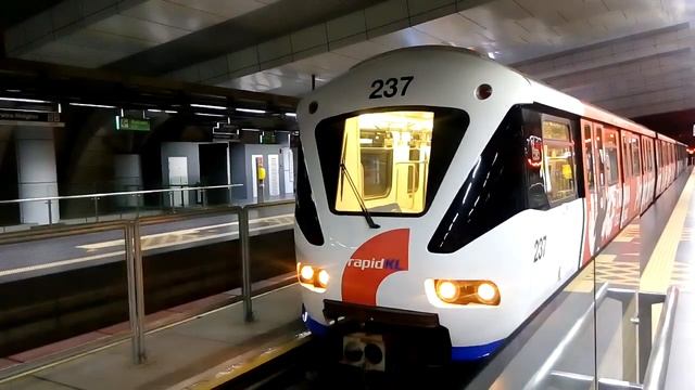 (Off-Service) LRT Kelana Jaya Lines: Bombardier Innovia ART 200 departing at Putra Heights. смотреть онлайн