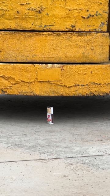 Гусеничный кран ДЭК закрывает коробок спичек смотреть онлайн