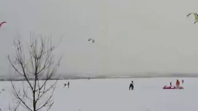 Катание на лыжах под кайтом, раздув смотреть онлайн