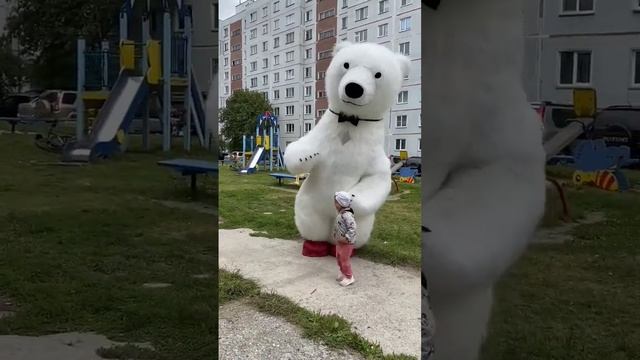 Мишка Томас особенно любит поздравлять детишек, а они любят его 😀🎁🥳 смотреть онлайн