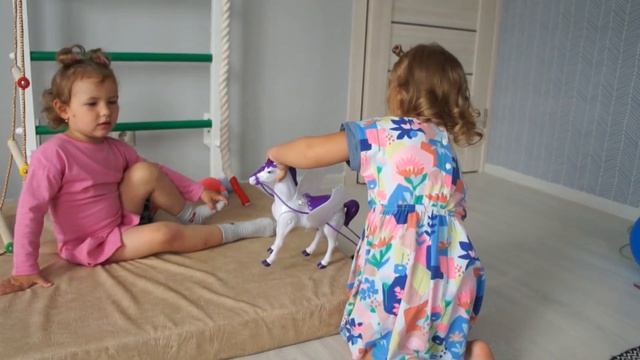 РАСПАКОВКА ПОДАРКОВ. Доброе видео для детей и их родителей смотреть онлайн