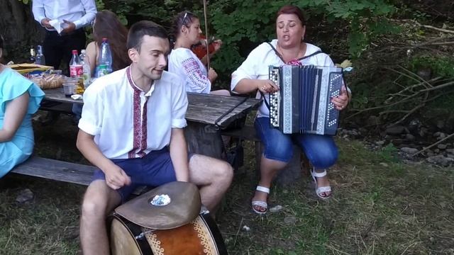 І співає верховина, дзвінко пісня лине, Василино, Василино.... смотреть онлайн
