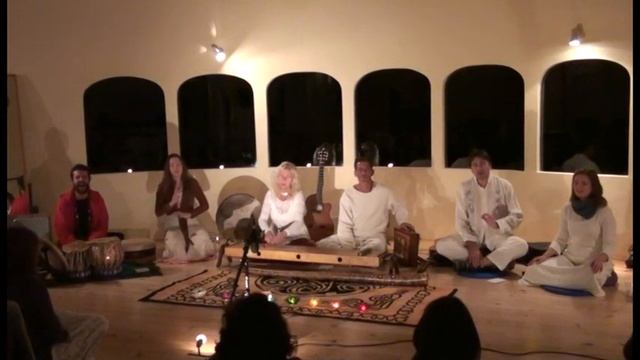 Overtone Singing Improvisation, 6 Overtone Singers flow together! смотреть онлайн