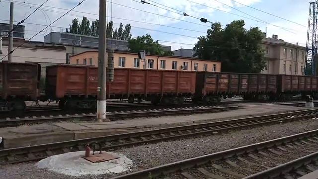 Грузовой поезд под ВЛ8М-1623 по станции Днепропетровск смотреть онлайн