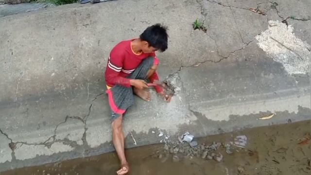 PUTTING PVC PIPE FOR WATER OUTLET FROM MAIN CANAL / SIMPLE SIPHON / RICE IRRIGATION смотреть онлайн