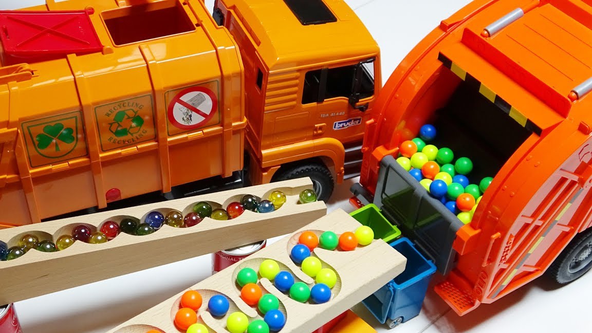 Скатываем шарики в машинку, играем машинку, для детей