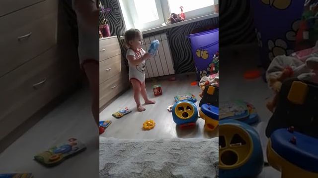 Красивая малышка танцует Лобода твои глаза смотреть онлайн