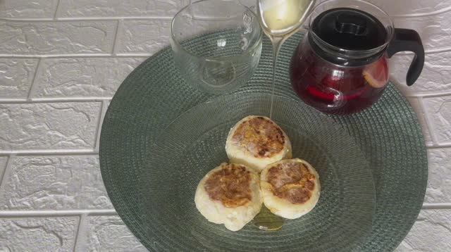 Завтрак. Рецепт. Видеорецепт. Приготовление сырников. Сырники по новому.