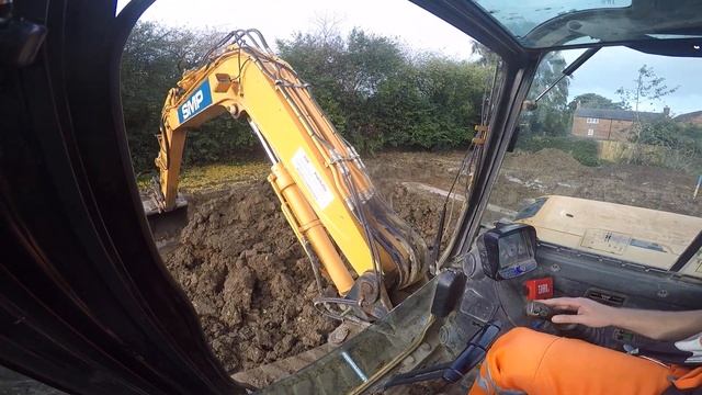 Hyundai midi excavator loading a 6 tonn dumper смотреть онлайн
