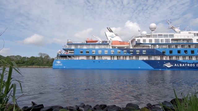 Vorbeifahrt der OCEAN ALBATROS im Nord-Ostsee-Kanal // Fährstelle Hohenhörn смотреть онлайн