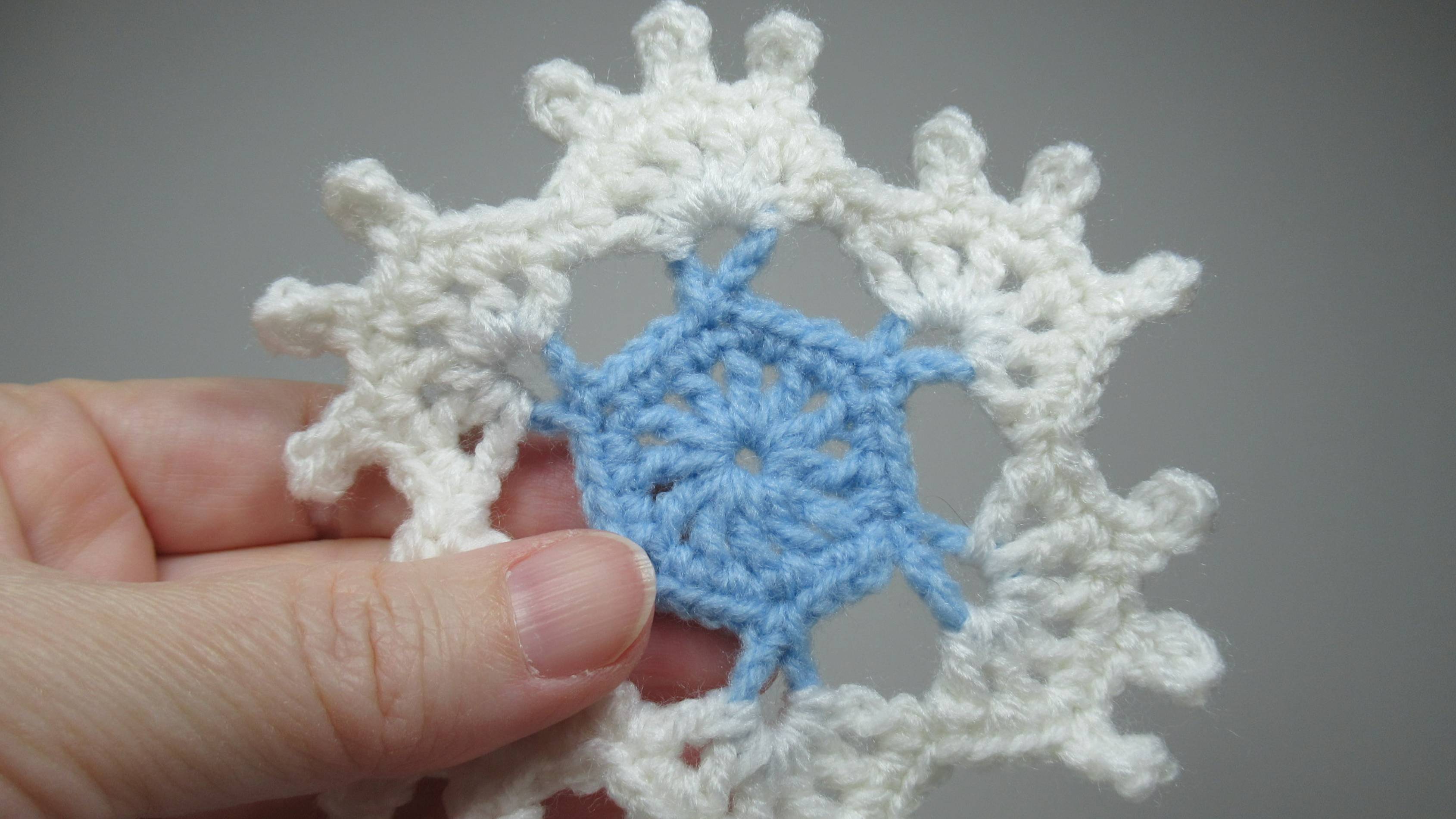 Как заправить нитку в вязаной крючком снежинке смотреть онлайн