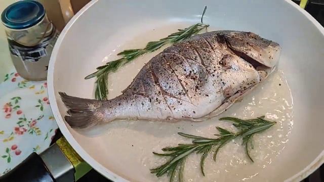 Дорадо на сковороде 😋😋😋😋😋 смотреть онлайн