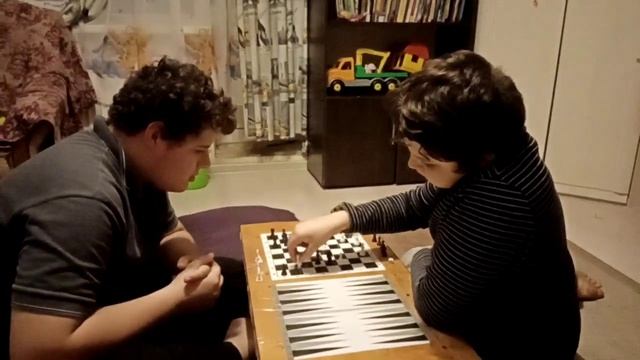 Иван и Яков сражаются в шахматы смотреть онлайн