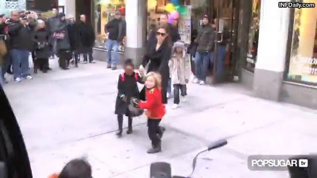 Shiloh Jolie-Pitt Leads Angelina Jolie During a Family Outing смотреть онлайн