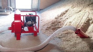 Видео работы зернодробилки "Лидер" с бензиновым двигателем 15 л.с.