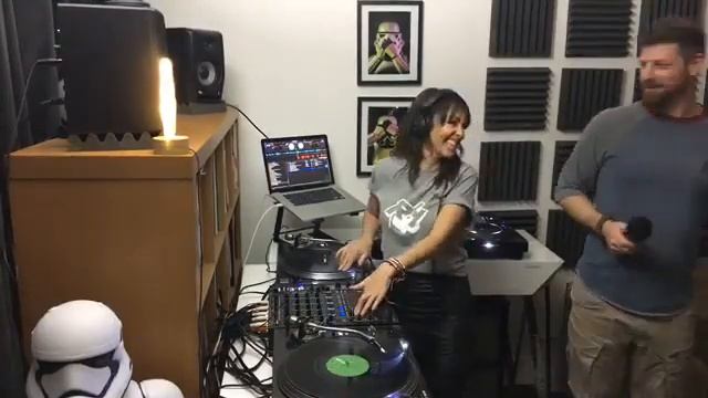 Reloop studio live show with Honey O RL8000 vinyl set смотреть онлайн