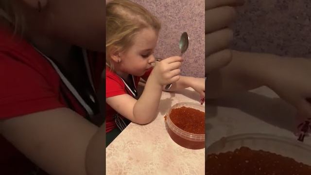 Девочка ест красную икру. смотреть онлайн