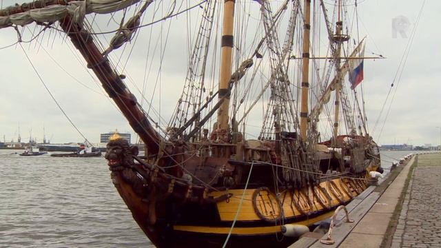 Russisch tallship meert aan in Rotterdamse haven смотреть онлайн