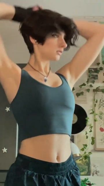 девушка в перчатках смотреть онлайн