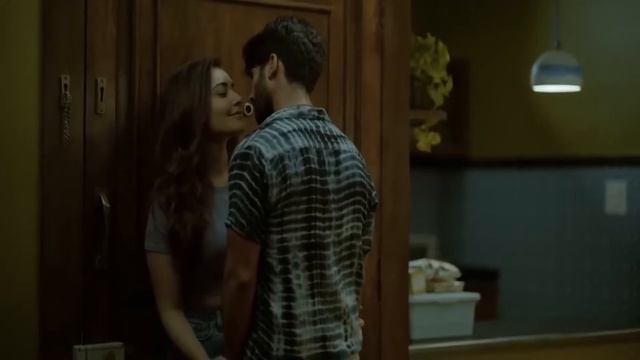 Raashi Khanna & Shahid Kapoor / Kiss Scene / Farzi / Amazon Prime /