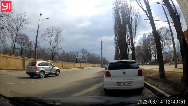 Каждая лягушка хвалит свое болото / ЦНАП оградился плитами смотреть онлайн