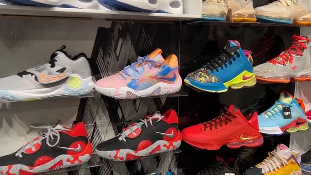 Sneaker Shopping in LakeLand Square mall смотреть онлайн