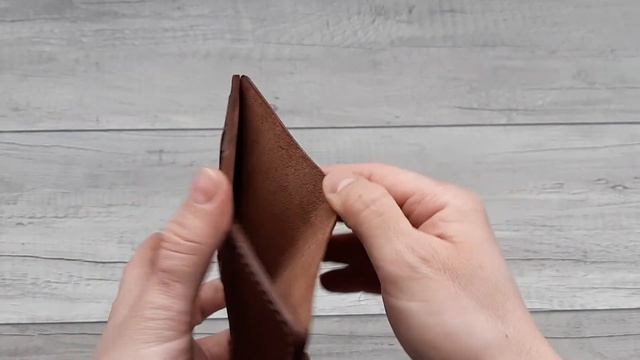 Портмоне цвета Tabaco из натуральной кожи Bi-Fold 9х10,5 см смотреть онлайн
