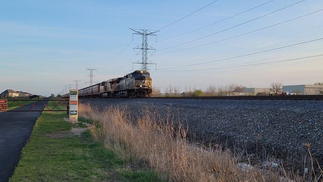 NS Dash 9 Stops In Aurora, IL!!! 4-18-2023 смотреть онлайн