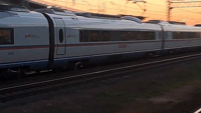 Высокоскоростной поезд Сапсан проезжает станцию Лихоборы смотреть онлайн