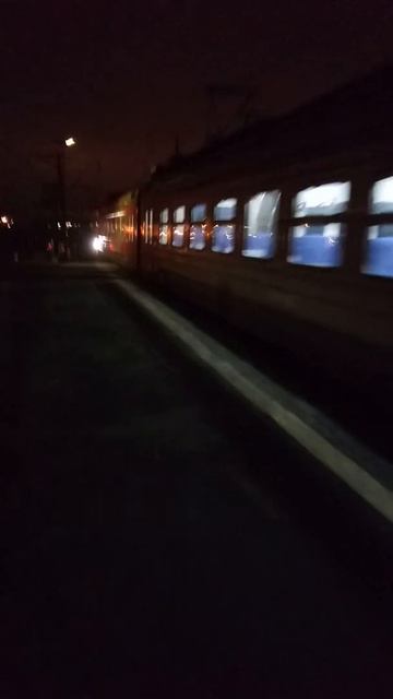 Электричка «Комфорт» ЭД4М. Внутри вагона бизнес-класса ночью. смотреть онлайн