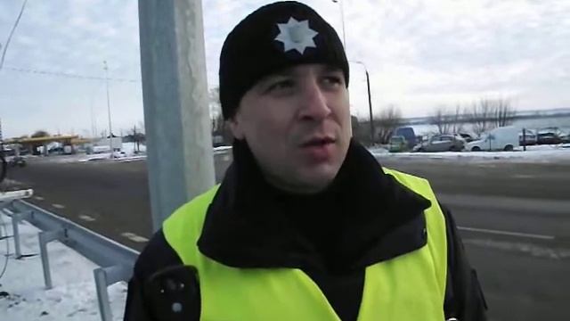 Як поліцейські та собаки несуть службу на блокпостах у суворий мороз смотреть онлайн