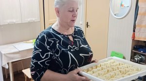 "Жизнь на пенсии".. Пока стоят морозы налепила вареников🥟👍