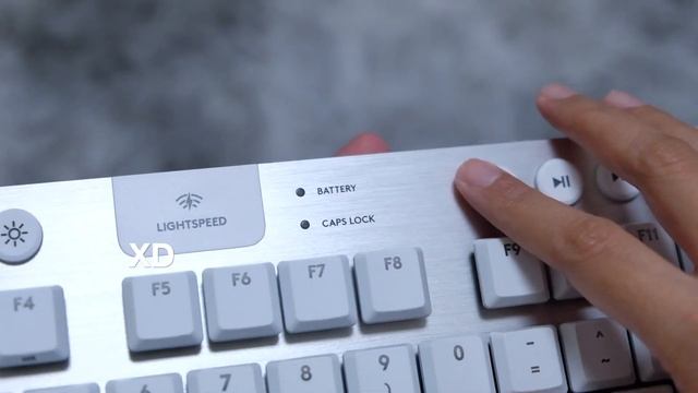 Logicool G913 / Logitech G915 TKL White Keyboard Unboxing & First Impressions смотреть онлайн