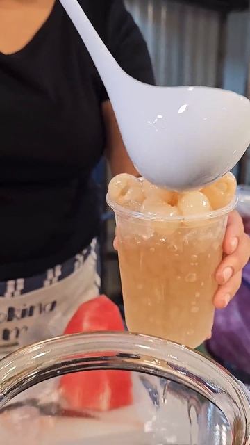 Must eat! So Sweet Litchi Fruit Juice #shorts смотреть онлайн