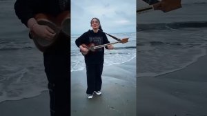 سلام عليكمДевушка на шикарно играет на таре