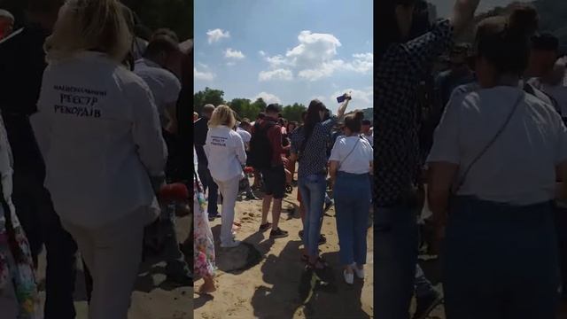 Парень без ног и руки переплыл Днепр смотреть онлайн