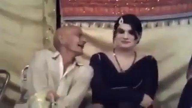 Tharki baba having fun with khusra(shemale) смотреть онлайн