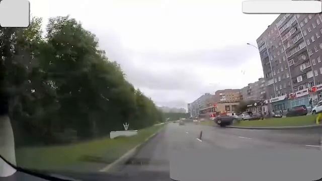 Lose manhole cover causes car accident смотреть онлайн