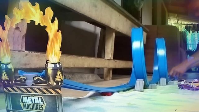 pista metal machines con carros hot wheels dos vueltas 360 смотреть онлайн