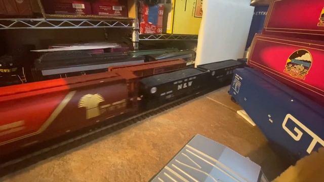 MTH Great Northern 2-8-2 Mikado pulling a mixed freight. смотреть онлайн