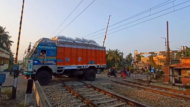 Very Dangerous Situation Break Fail Truck vs EMU Train Heating Truck At Railgate || Estern Railways смотреть онлайн