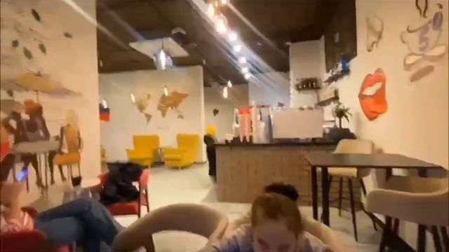 Это мы удачно зашли в новую кофейню. Ждём сестру после занятий. смотреть онлайн