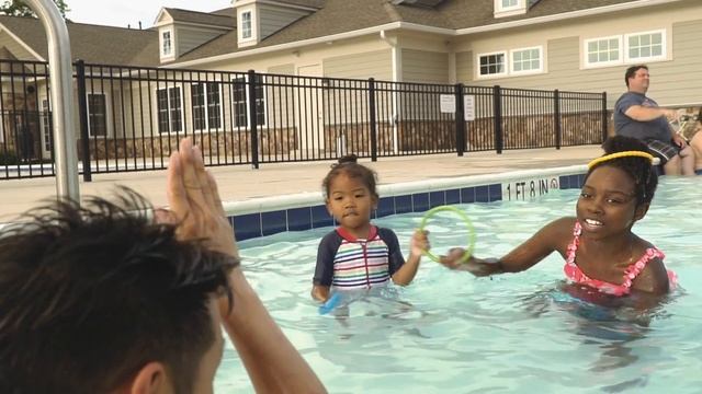 BABY GIRL'S FIRST SWIM смотреть онлайн